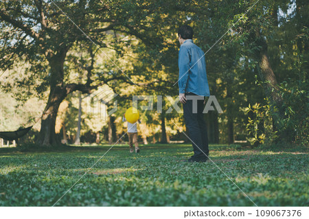 dad and son playing in the park 109067376