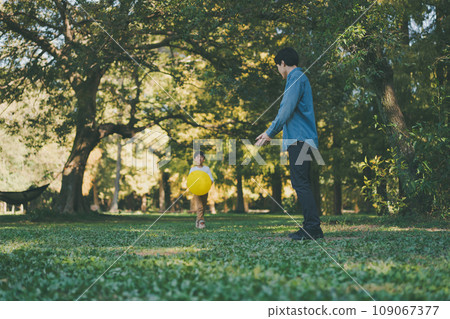 dad and son playing in the park 109067377