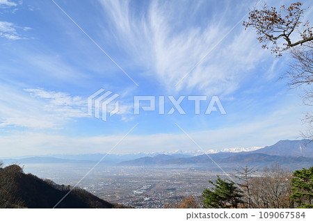 Autumn Zenkojidaira autumn leaves, fallen leaves and white Northern Alps Autumn Zenkojidaira autumn leaves, fallen leaves and white Northern Alps 109067584