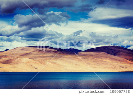 Himalayan mountain lake in Himalayas Tso Moriri (official name: Tsomoriri Wetland Conservation Reserve), Korzok, Changthang area, Ladakh, Jammu and Kashmir, India 109067728