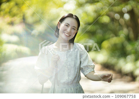 微笑的女人在綠樹間行走 微笑的女人在綠樹間行走 109067758