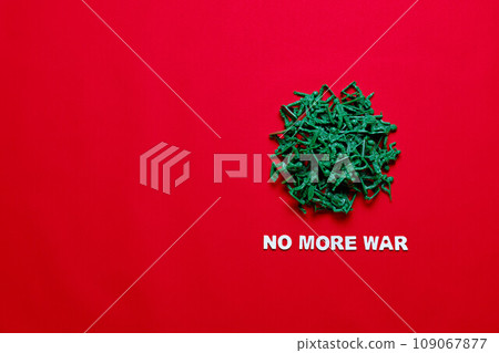 紅色背景上的“NO MORE WAR” 紅色背景上的“NO MORE WAR” 109067877