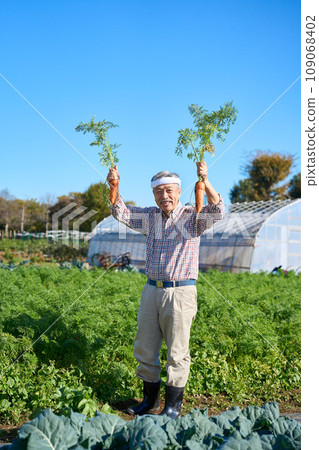 Farmer man holding carrot in hand 109068402