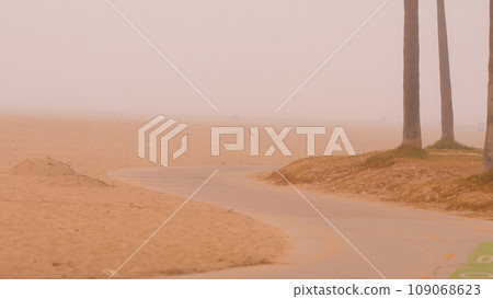 Venice Beach and Ocean Front Walk on a foggy day 109068623
