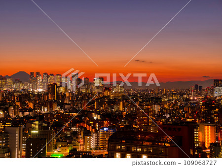 日落富士山和東京 2023 年秋季 109068727