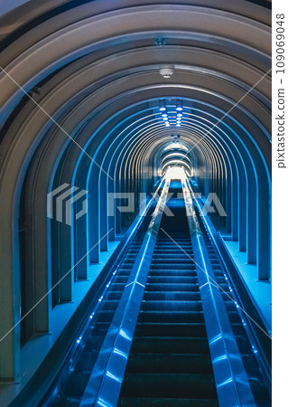 long escalator exit long escalator exit 109069048