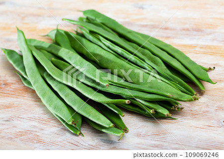 Fresh green beans on wooden background 109069246