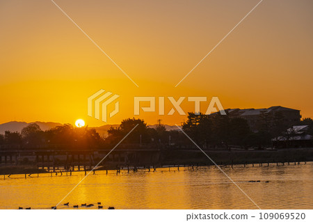 沐浴在秋天京都晨光中的嵐山渡月橋 沐浴在秋天京都晨光中的嵐山渡月橋 109069520