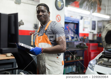 Automobile diagnosis. Car mechanic repairer looks for engine failure 109069964