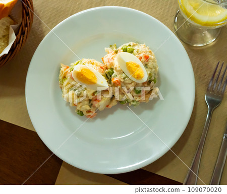 Traditional Spanish salad with tuna, olives and egg 109070020