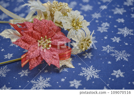 Artificial flowers and snow patterns for Christmas 109070516