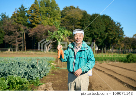 Farmer man holding carrot in hand 109071148