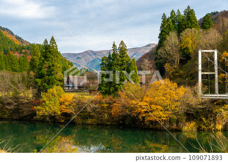 世界遺產五簇山菅沼合掌村迎來清爽的紅葉季節 | 富山縣南礪市 世界遺產五簇山菅沼合掌村迎來清爽的紅葉季節 | 富山縣南礪市 109071893