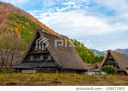 World Heritage Site Gokayama Suganuma Gassho-style Village Welcomes the Refreshing Autumn Leaves Season | Nanto City, Toyama Prefecture 109071903