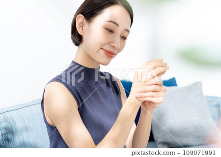 Women painting hand cream 109071991