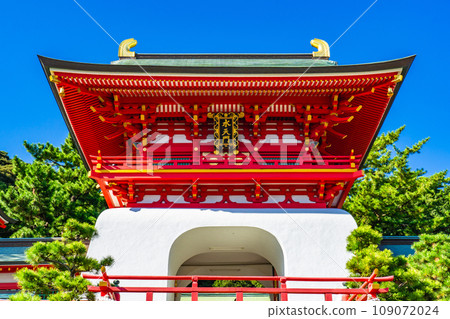 Akama Jingu Shrine Suitenmon in Shimonoseki City, Yamaguchi Prefecture 109072024