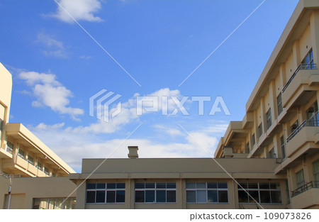 秋天的藍天和教學大樓 109073826