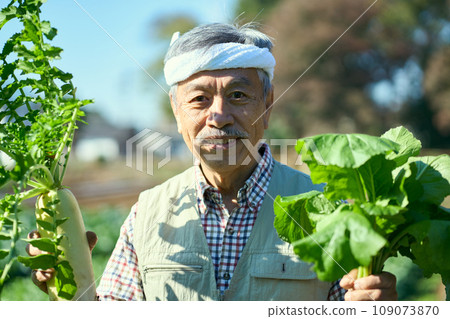 一個男人手裡拿著剛收穫的蔬菜 109073870