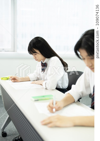 高中生上課 高中生上課 109074136
