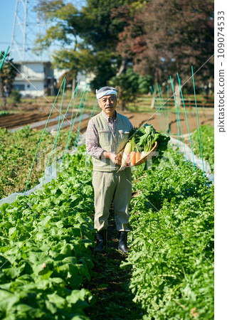 拿著農作物的農民 109074533