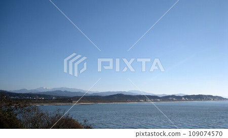 Snow-covered Iide Mountain Range, blue sky, and Sea of Japan 109074570