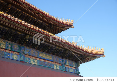 Tiled roof and facade decorated with a Chinese pattern. Palace in The Forbidden City, Beijing. 109075253
