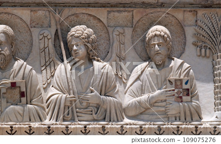Saints and angels, Baptistery decoration architrave arches, Cathedral in Pisa, Italy Saints and angels, Baptistery decoration architrave arches, Cathedral in Pisa, Italy 109075276