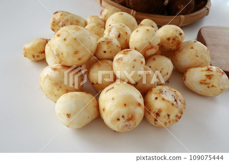 芋頭去皮 109075444