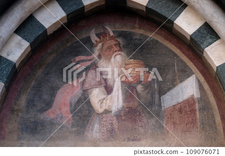 The lunette of one of the side doors depicting Melchizedek, detail of the facade of the Church of Santa Maria Novella in Florence, Italy The lunette of one of the side doors depicting Melchizedek, detail of the facade of the Church of Santa Maria Novella in Florence, Italy 109076071
