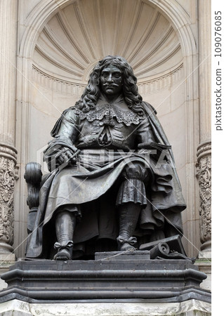Bronze statue of the French poet and playwright Moliere in Paris, France 109076085