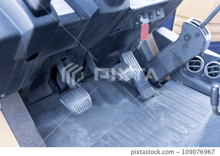 Image of forklift foot pedal Image of forklift foot pedal 109076967