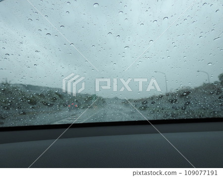 雨天開車 圖片:玻璃窗上的水滴 雨天開車 圖片:玻璃窗上的水滴 109077191