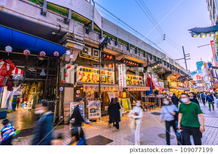 日本東京城市景觀十一月。全國平均/連續10週下降↓…繁華的阿美橫町等=第22日 109077199
