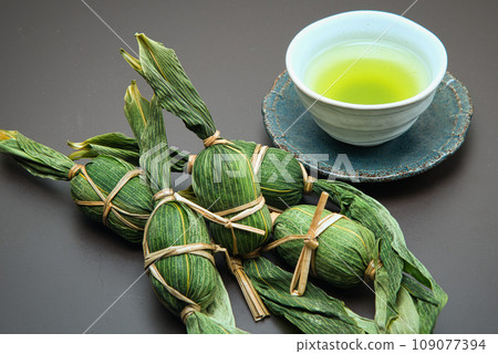 Sasa dango is said to have been used as a portable preserved food during the Sengoku period. Sasa dango is said to have been used as a portable preserved food during the Sengoku period. 109077394
