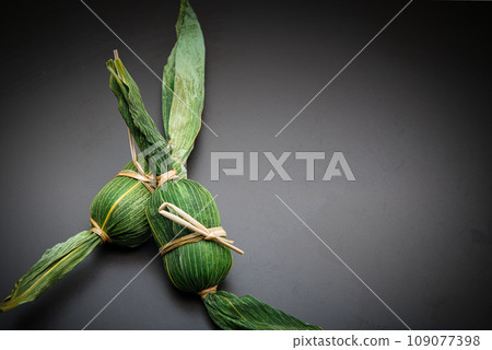 Sasa dango is said to have been used as a portable preserved food during the Sengoku period. Sasa dango is said to have been used as a portable preserved food during the Sengoku period. 109077398