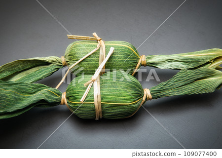 Sasa dango is said to have been used as a portable preserved food during the Sengoku period. Sasa dango is said to have been used as a portable preserved food during the Sengoku period. 109077400
