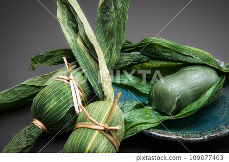 Sasa dango is said to have been used as a portable preserved food during the Sengoku period. Sasa dango is said to have been used as a portable preserved food during the Sengoku period. 109077403