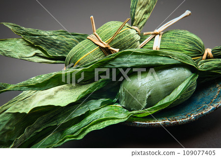 Sasa dango is said to have been used as a portable preserved food during the Sengoku period. 109077405