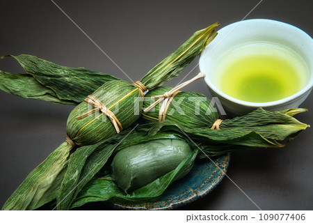 Sasa dango is said to have been used as a portable preserved food during the Sengoku period. 109077406