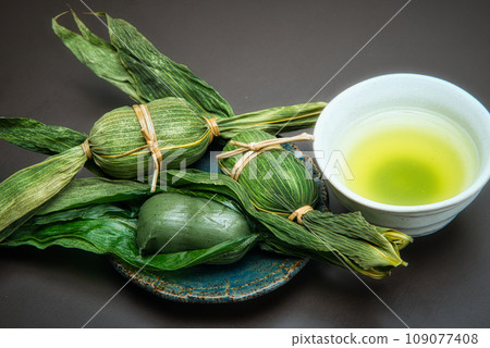 Sasa dango is said to have been used as a portable preserved food during the Sengoku period. Sasa dango is said to have been used as a portable preserved food during the Sengoku period. 109077408