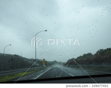 路面濕滑,雨天行車,行車 路面濕滑,雨天行車,行車 109077491