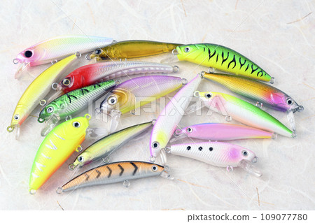 背景紙上有各種釣魚用的小餌。 109077780