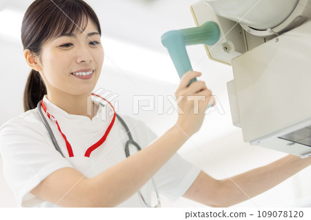 Radiological technologist Radiological technologist 109078120
