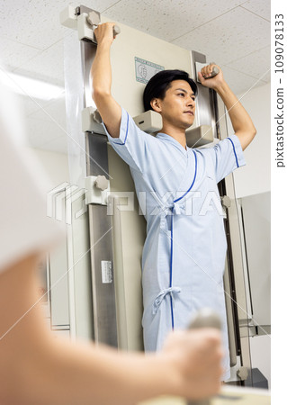 Radiological technologist Radiological technologist 109078133