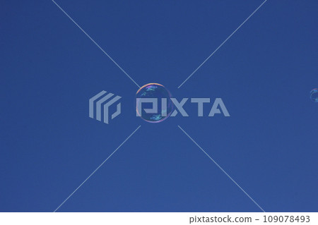 一個又大又圓的肥皂泡乘風而去，消失在藍天後面。 109078493