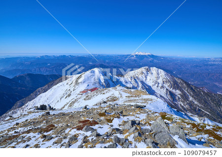 從富士山山頂向西眺望（木曾前山、麥草山、禦嶽山等） 109079457