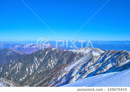 View of the north side (Mt. Otanairi, Mt. Chausu, etc.) from the summit of Mt. Kisokomagatake in Kamiina District, Nagano Prefecture in winter View of the north side (Mt. Otanairi, Mt. Chausu, etc.) from the summit of Mt. Kisokomagatake in Kamiina District, Nagano Prefecture in winter 109079459