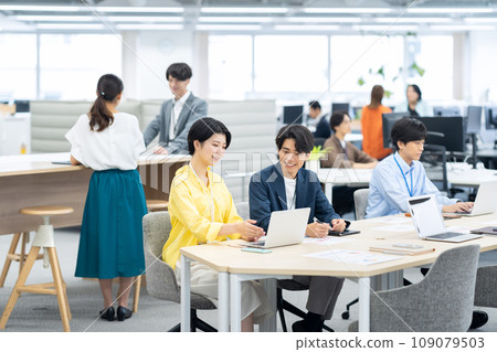 年輕男性和女性工程師在辦公室開會 109079503
