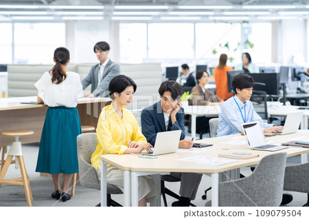 年輕男性和女性工程師在辦公室開會 109079504