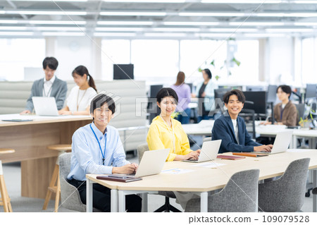 年輕男性和女性工程師在辦公室開會 109079528